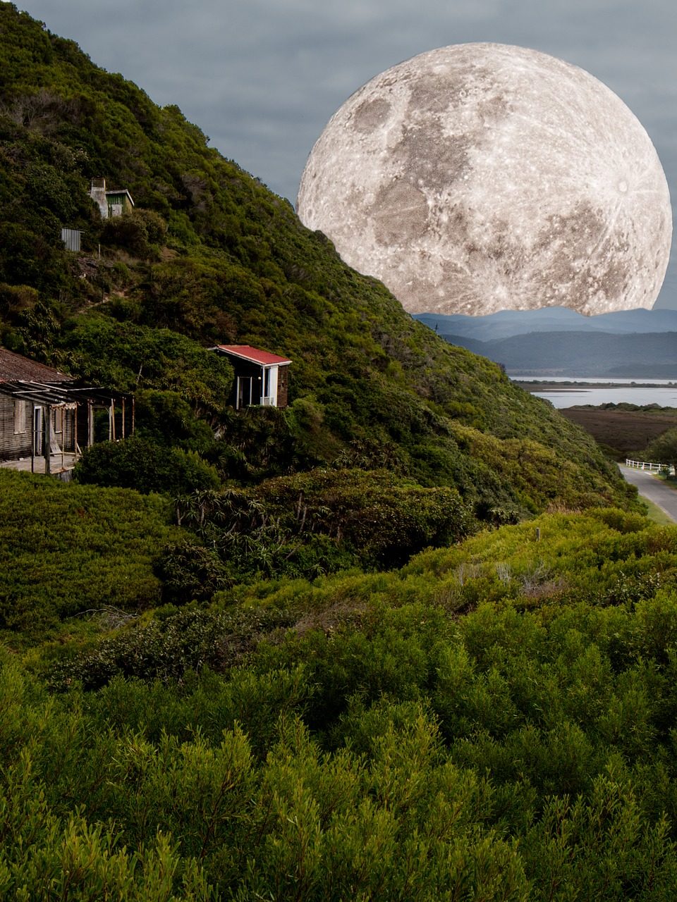 https://www.planetavenue.com/wp-content/uploads/2018/08/supermoon-1840957_1920-960x1280.jpg