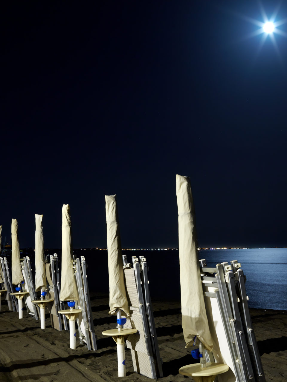 https://www.planetavenue.com/wp-content/uploads/2018/11/beach-under-full-moon-PNK9XTB-960x1280.jpg