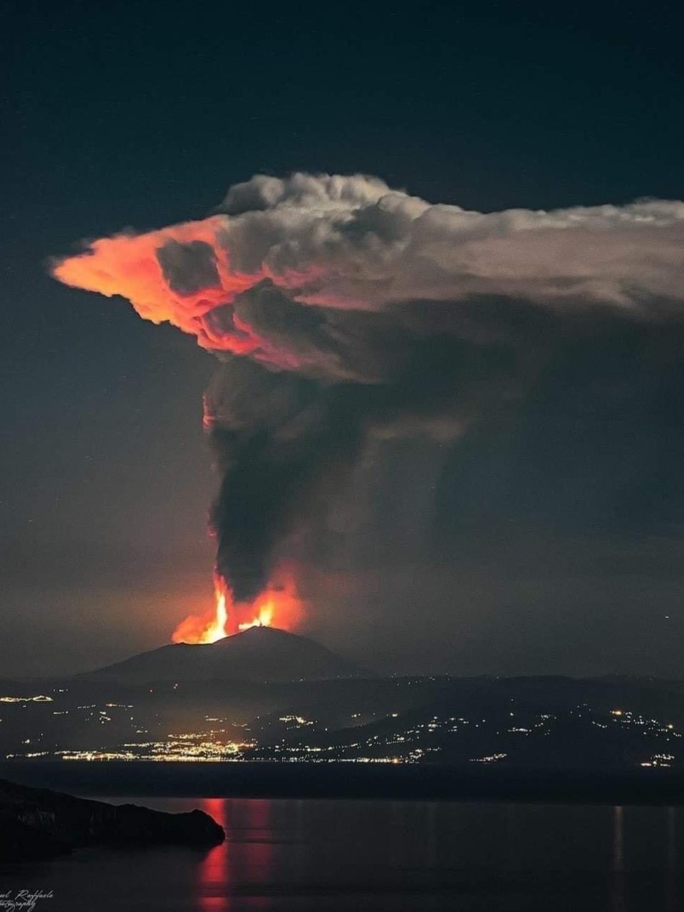 https://www.planetavenue.com/wp-content/uploads/2021/10/volcan-960x1280.jpg